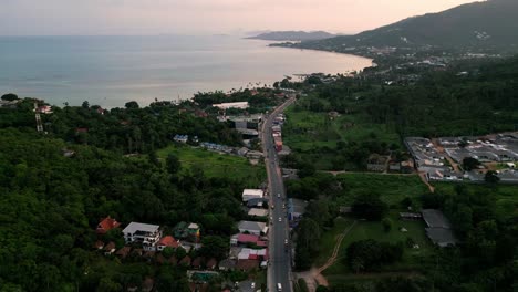 Vista-Aérea-Del-Atardecer-En-Koh-Samui,-Paisaje-Marino-Con-Carretera-Que-Conduce-Al-Pueblo-De-Lamai,-Destino-Turístico-De-Tailandia