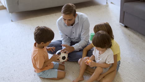 papá entreteniendo a sus hijos hermanos en casa