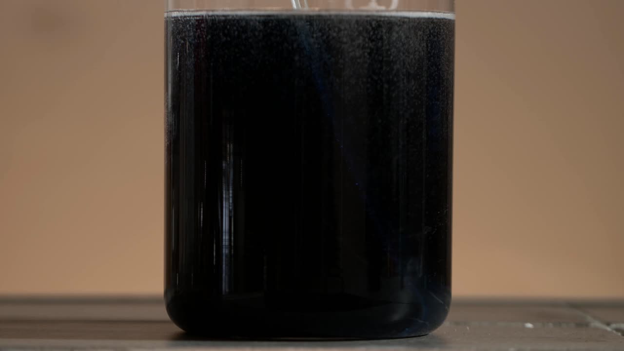 컵에 있는 화학 반응