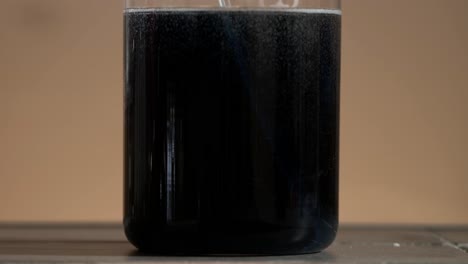 reacción química en un vaso