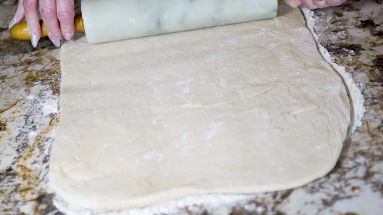 extender masa para rollos de canela caseros - cerrar aislados con movimiento dinámico