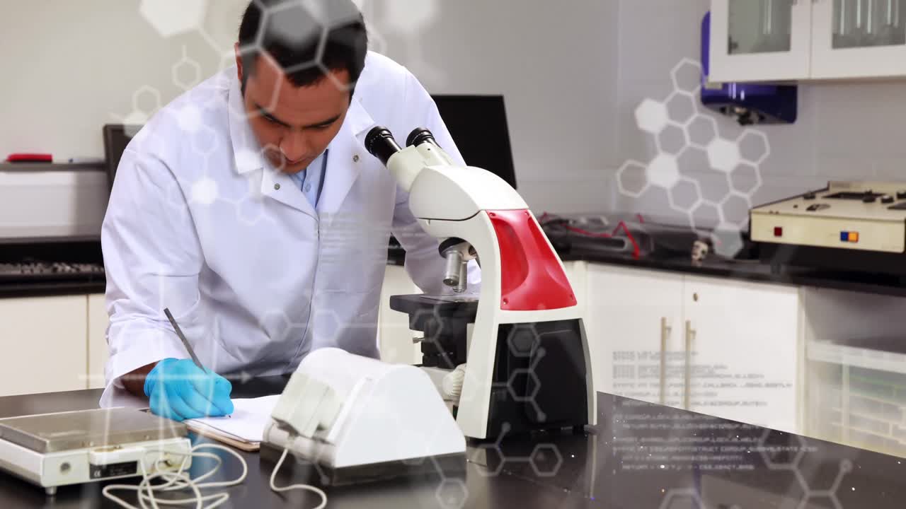 animación de fórmulas químicas y procesamiento de datos sobre un trabajador de laboratorio masculino biracial con microscopio