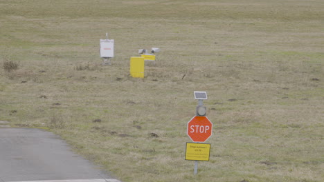 Stoppschild-Mit-Blinkendem-LED-Licht,-Angetrieben-Durch-Photovoltaik-Panel