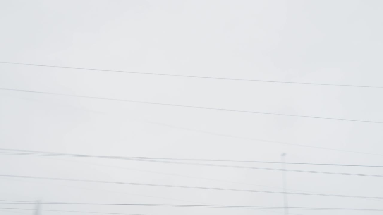 구름이 많은 날 에 전력 라인