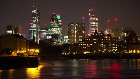 vista nocturna de westferry 4k 00