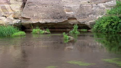 Panorama-Des-Flusses-Ahja-Vor-Dem-Sandsteinfelsen-Des-Großen-Taevaskoja