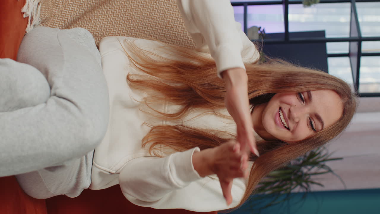 행복한 부유한 여성은 돈을  ⁇ 비하거나 던지는 것을 보여줍니다. 손짓, 수익, 복권, 공유