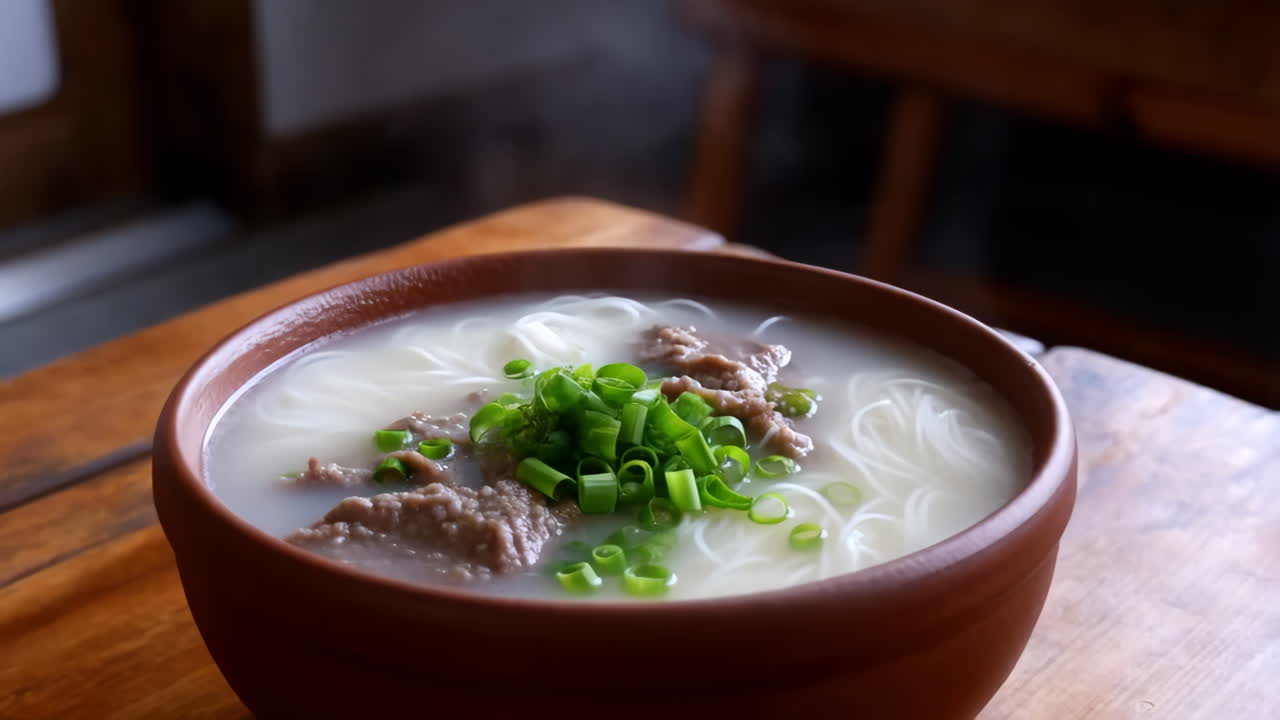 Sup Mi Daging Sapi Panas Mengepul dengan Daun Bawang