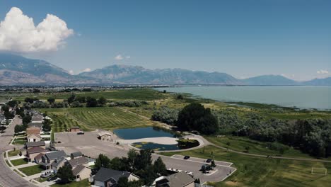 Toma-De-Drone-De-Un-Vecindario-Frente-Al-Lago-En-El-Vecindario-De-Lehi-En-Utah-Lake