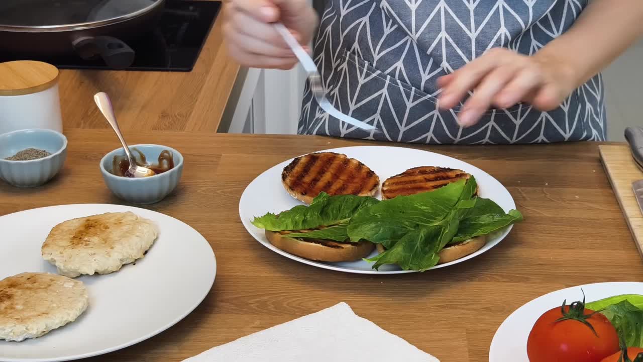 맛있는 집에서 만든 햄버거를 만들고