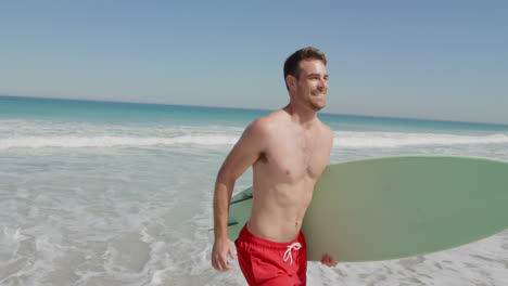 joven junto al mar