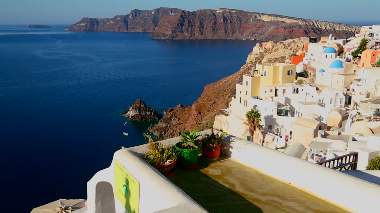 coloridas casas bordean las laderas de la isla griega de santorini 2