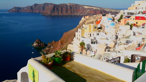 Coloridas-Casas-Bordean-Las-Laderas-De-La-Isla-Griega-De-Santorini-2