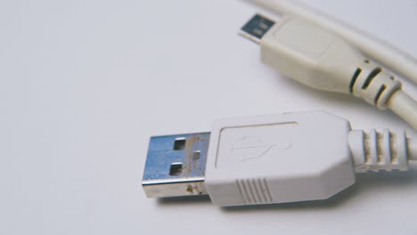 Bewegung-Vorbei-An-Alten-Micro--Und-Mini-USB-Kabeln-Auf-Hellem-Hintergrund