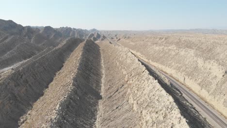 Vista-Aérea-De-Formaciones-Rocosas-Dramáticas-En-El-Parque-Nacional-Hingol-Al-Lado-De-La-Carretera-Costera-De-Makran