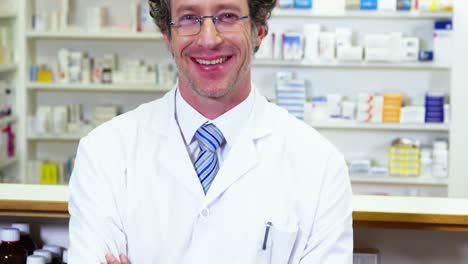 farmacêutico em casaco de laboratório