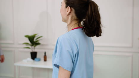 young couple visiting the physiotherapist