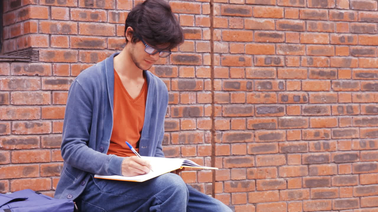 estudiante pensativo escribiendo en el cuaderno