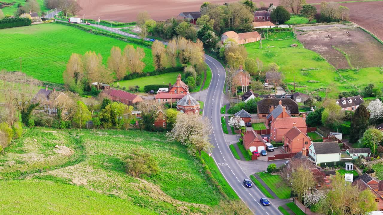 Droneopptak av en liten landsby i Lincolnshire ved navn Burwell i Storbritannia