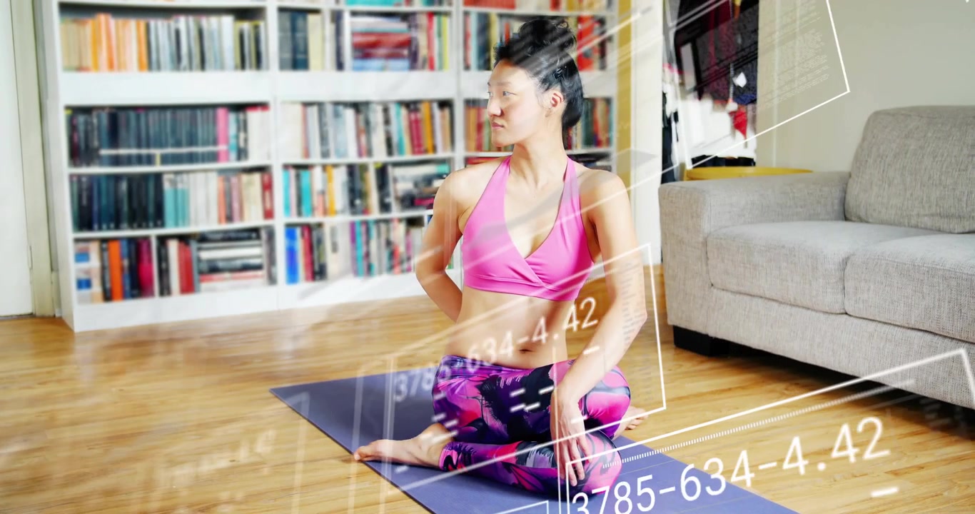 Mulher apoiando a mão no joelho esquerdo e começando a torcer, enquanto sobreposições digitais de fitness mostram a postura.