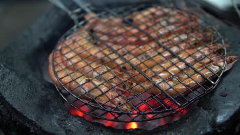 Closeup-grilled-tiger-prawns-cooking