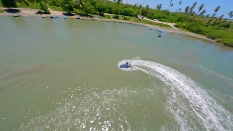 Luftdrohnen-FPV-Fliegt-Um-Jet-Ski-über-Dem-Karibischen-Meer-Am-Strand-Von-Playa-Nueva-Romana,-San-Pedro-De-Macoris-In-Der-Dominikanischen-Republik