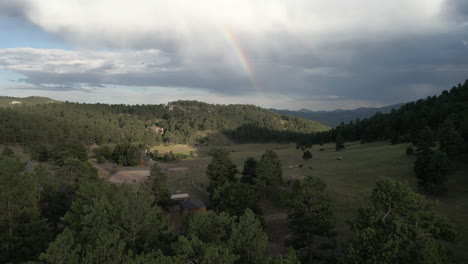Naturaleza-Verde-Sobre-Montañas-Con-Fondo-De-Arco-Iris-En-Colorado,-Estados-Unidos