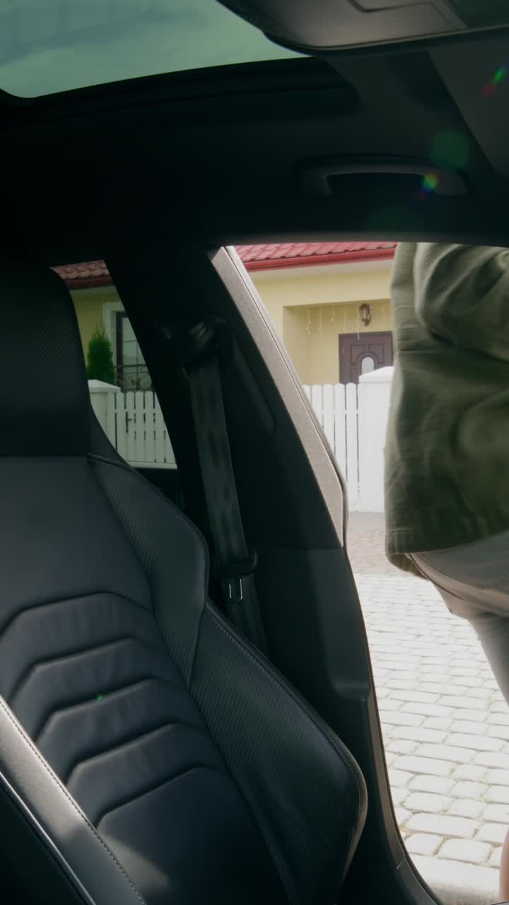 hombre atando el cinturón de seguridad en un coche