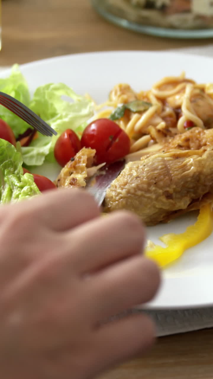 madre cariñosa comiendo con su hija