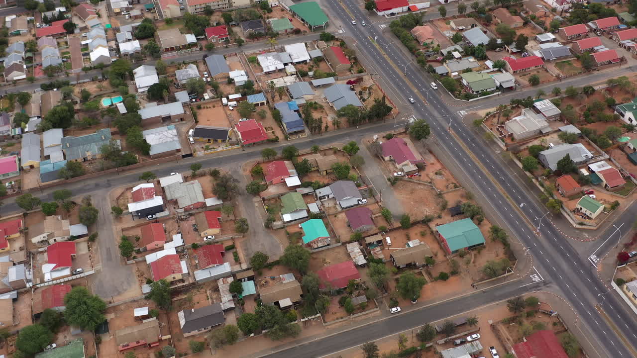 Città rurale nella campagna del Sudafrica, ripresa aerea.