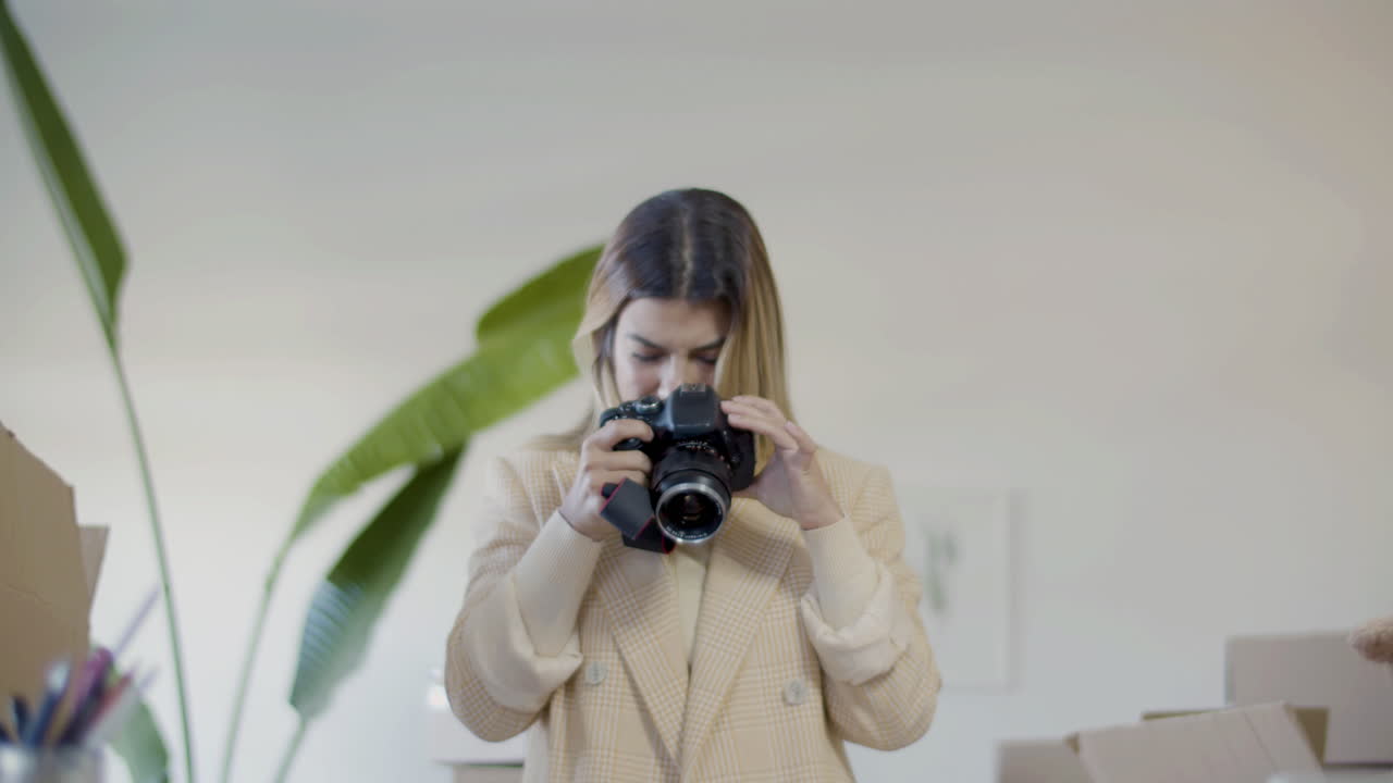 joven empresaria caucásica con chaqueta elegante