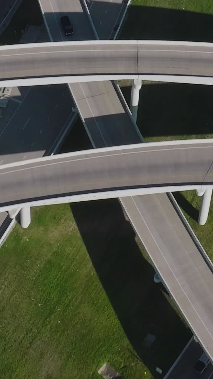 Scena autostradale del centro di Dallas con veicoli in movimento durante il giorno