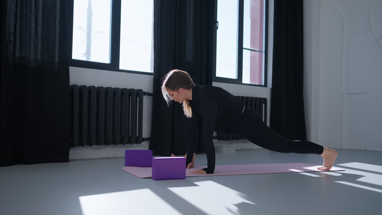 mujer practicando yoga en un estudio