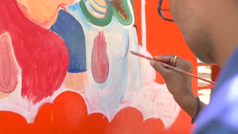 hombre pintando pared