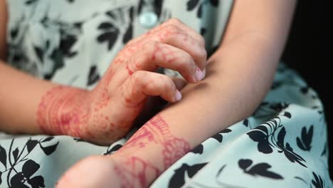 mujer con tatuaje de henna en la mano