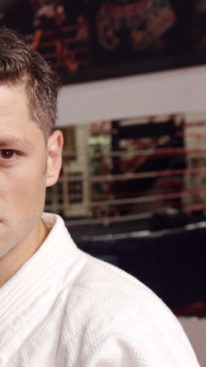 hombre practicando karate