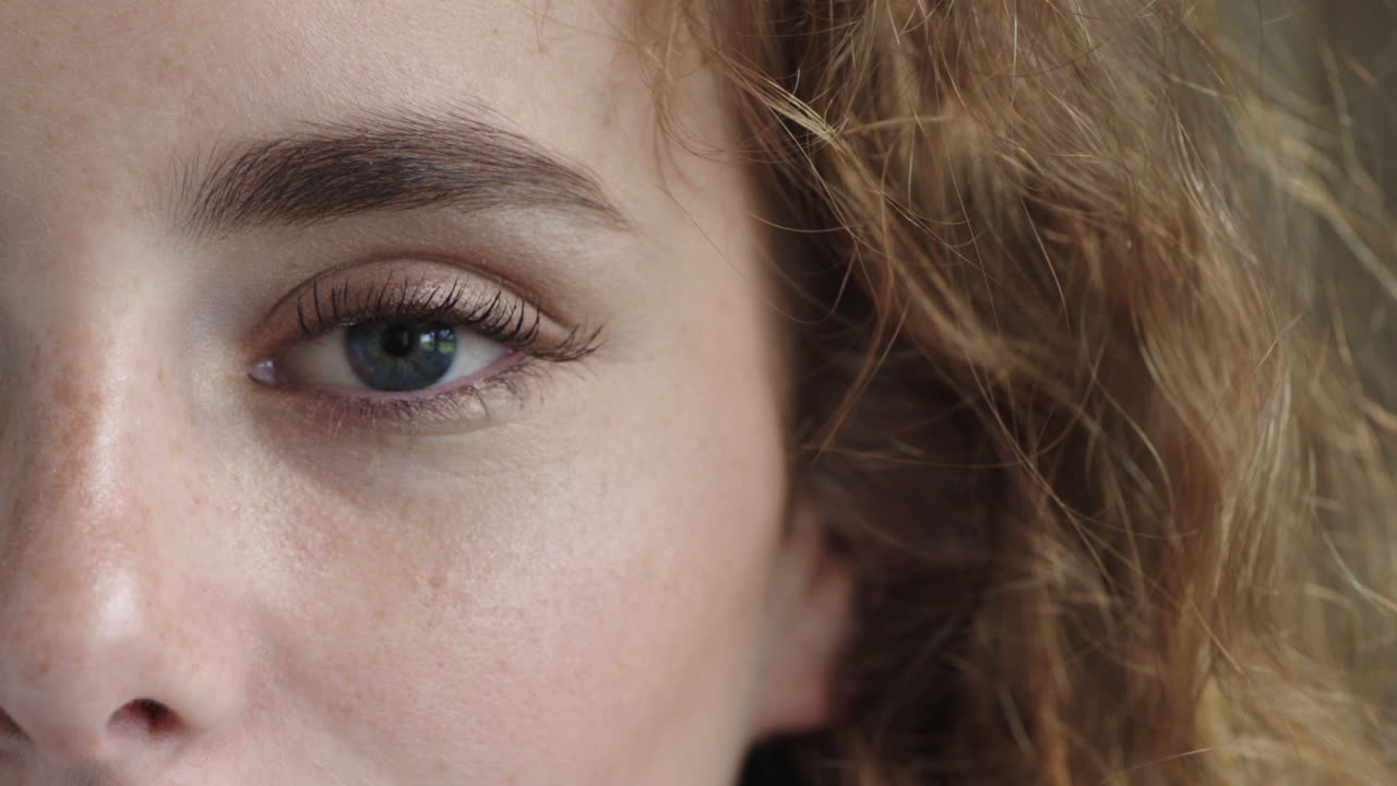 가까이에서 아름다운 젊은 여성 파란 눈 카메라를보고  ⁇ 은 머리 주름 반 얼굴