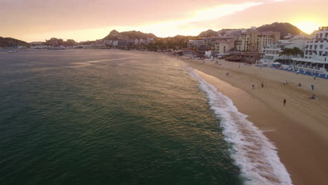 increíble puesta de sol de cabo y playa activa