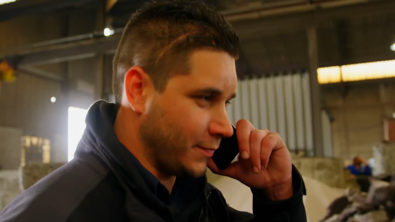 파운드리 워크 ⁇  4k에서 휴대 전화로 이야기하는 노동자