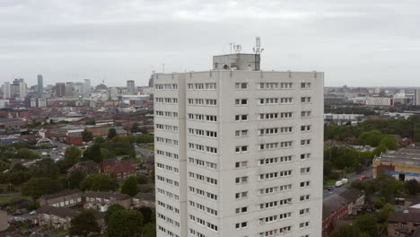 Drone-Shot-Volando-Más-Allá-Del-Bloque-De-Apartamentos-En-Birmingham,-Inglaterra