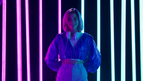 mujer elegante con luces de neón