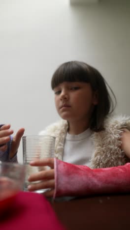 niña bebiendo agua