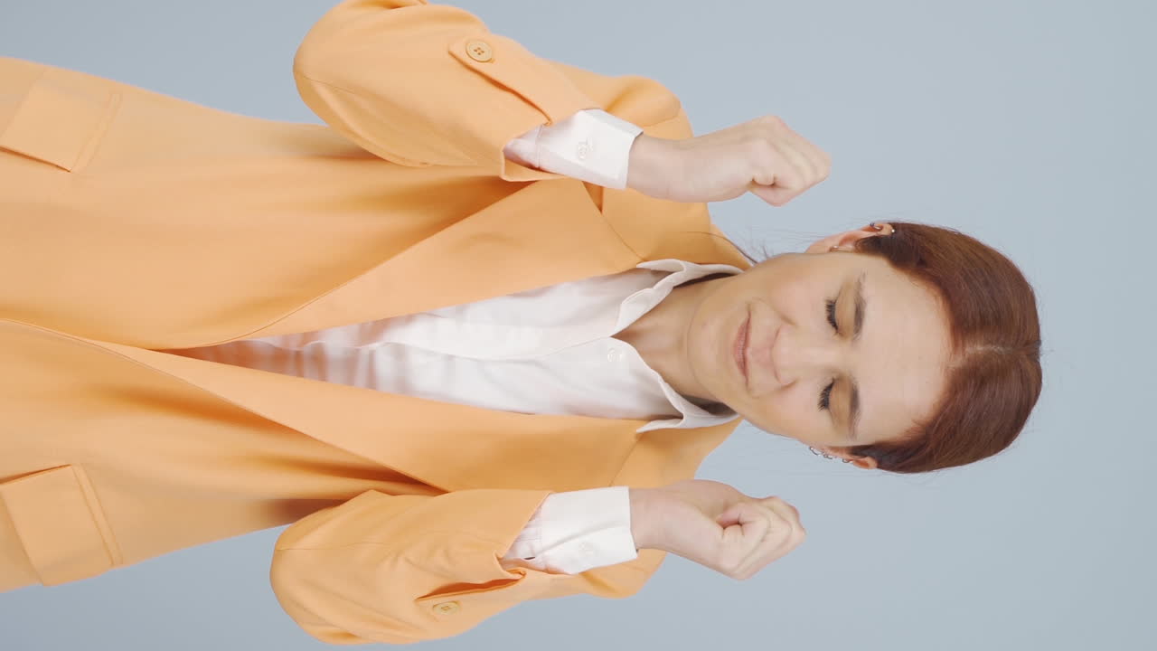 вертикальное видео бизнес-женщины с нервным срывом.