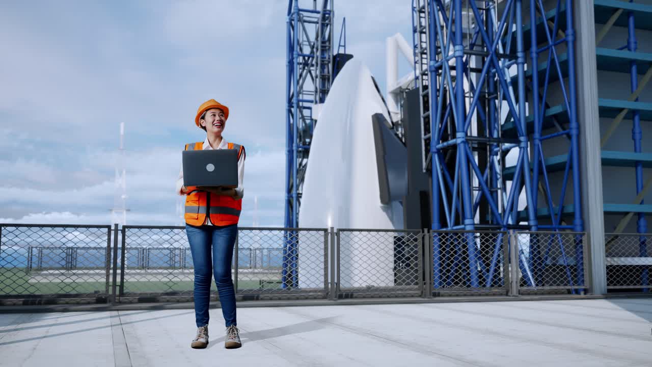 ingeniera con portátil cerca de la instalación de lanzamiento de cohetes
