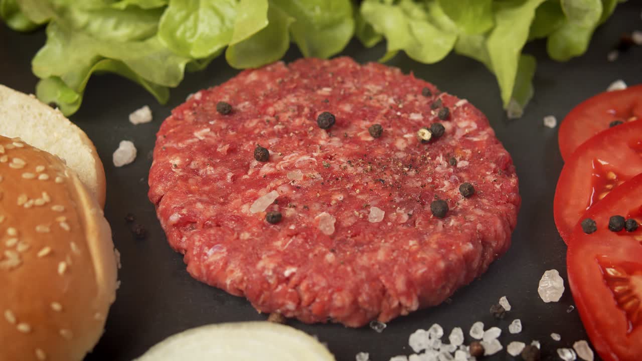 carne de res fresca para hamburguesa en la mesa con lechuga de lechuga y pan