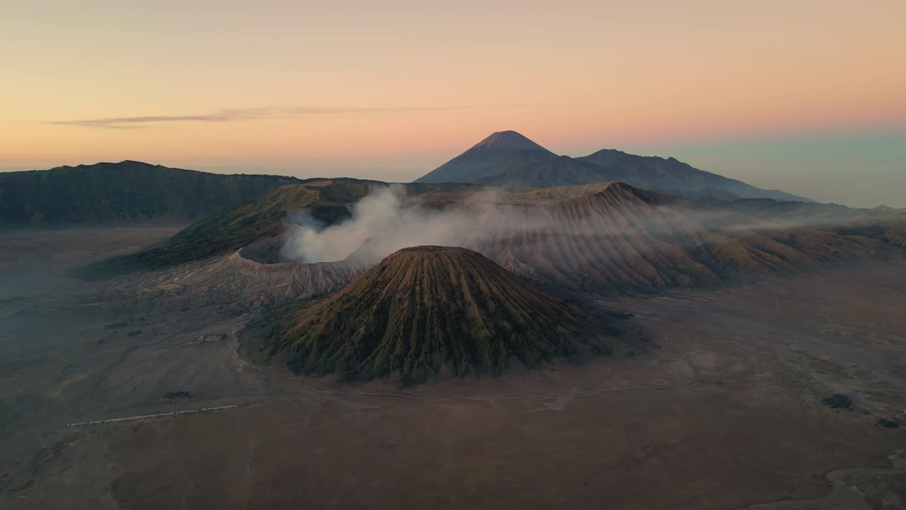 vista cinematográfica aérea de la montaña bromo, conocida como el volcán bromo, durante el hermoso y naranja amanecer de java oriental, indonesia