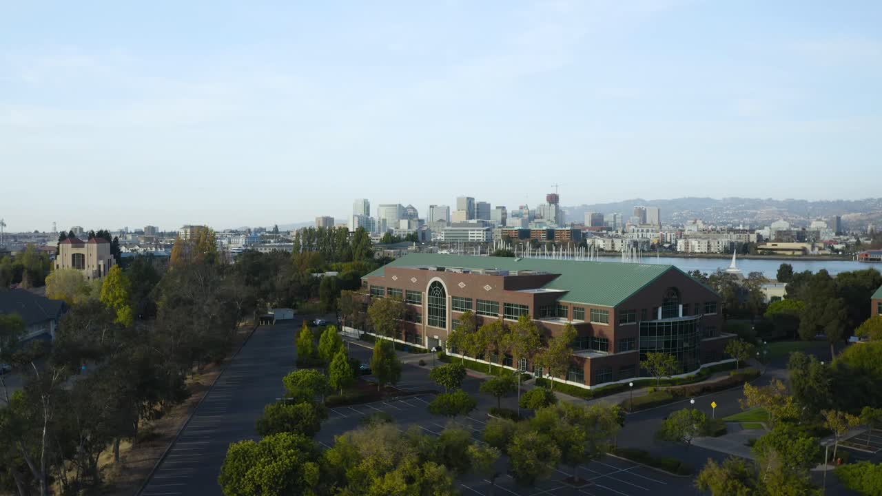 베이에 있는 슬립에 있는 아름다운 보트를 가로질러 바로 미끄러집니다.