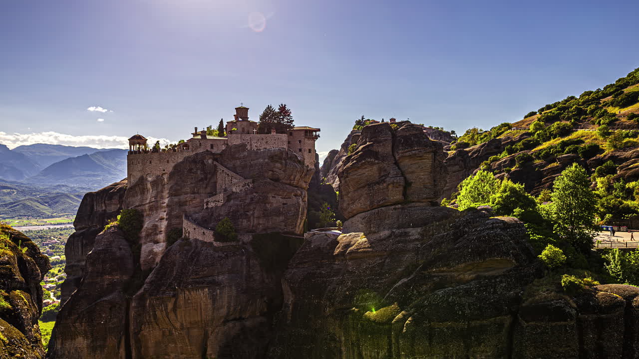 time-lapse del valle de meteora con el monasterio de rousanou, el monasterio san nicolás anapafsas y el monasterio varlaam cerca de kastraki, grecia en un día soleado