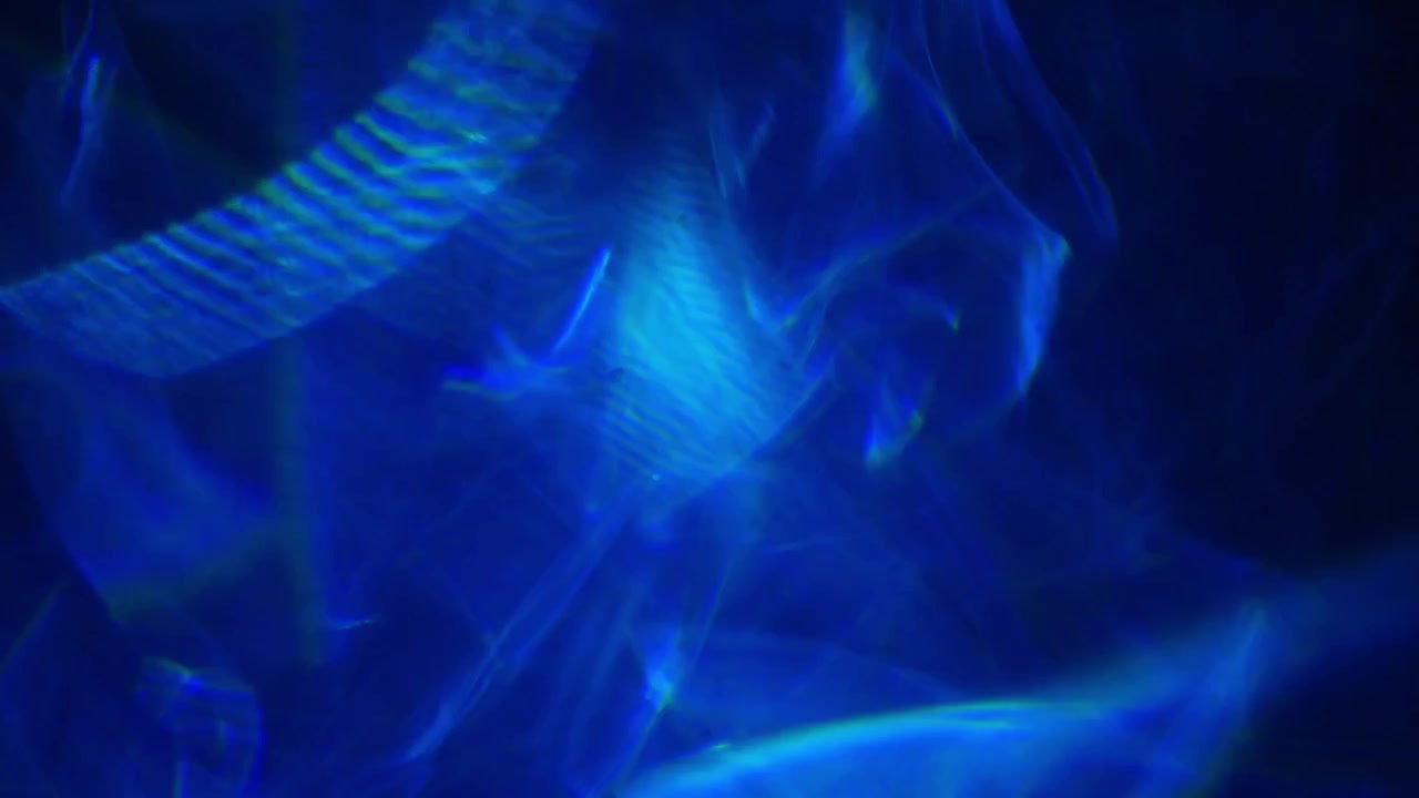 Fughe di luce blu dinamiche e bagliori ottici su sfondo scuro