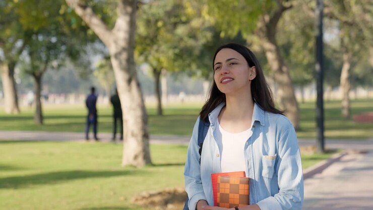 chica universitaria india deambulando por el campus